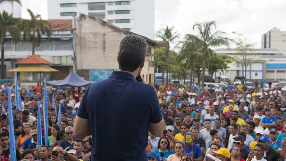 Candidato Eduardo Braide caminhando com apoiadores pelo centro de Caxias durante agenda de campanha ao governo do Maranhão em 2026.