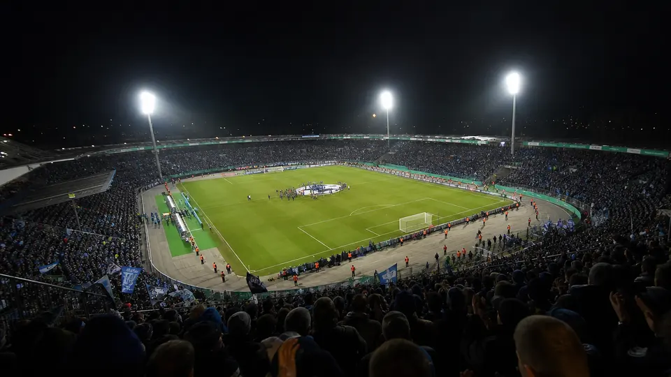 Schalke 04 gewinnt DFB-Pokal-Krimi in Halle 5:2 nach Verlängerung