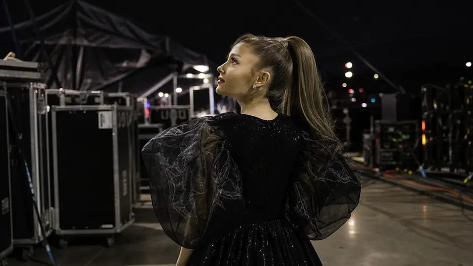 Ariana Grande sur scène lors du dernier concert de l'Eternal Sunshine Tour à l'O2 Arena de Londres, dans un décor de science-fiction