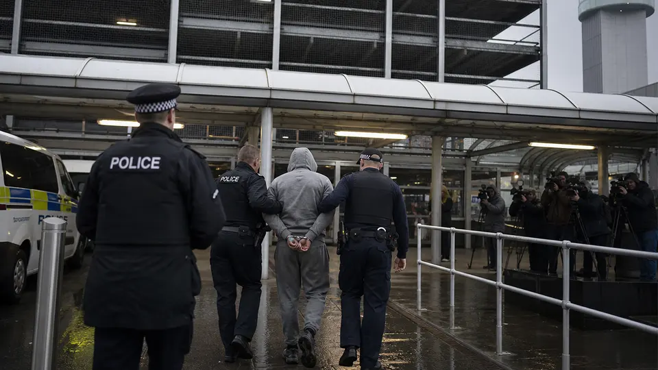 Homem preso por suspeita de incêndio criminoso em estacionamento do Gatwick