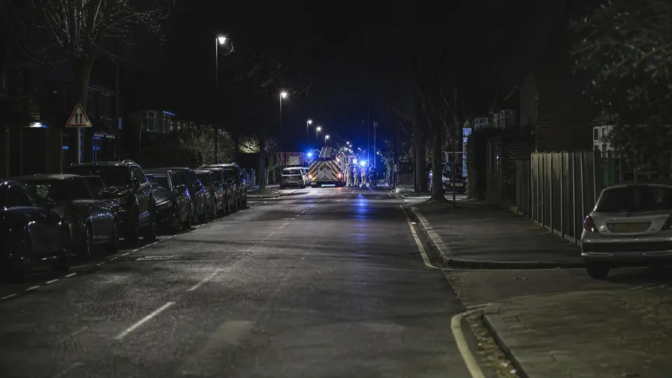 Homem acusado de homicídio após incêndio em casa no oeste de Londres