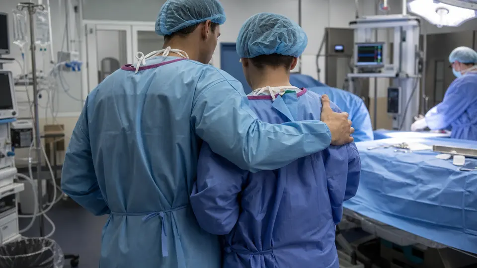 Un homme et son fils dans un environnement hospitalier, évoquant une greffe partielle du foie et de l'intestin entre proches