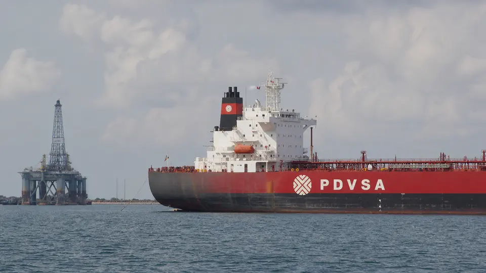 Puits de pétrole au Venezuela, symbole d'un débat politique et identitaire centenaire sur la souveraineté nationale des ressources naturelles.