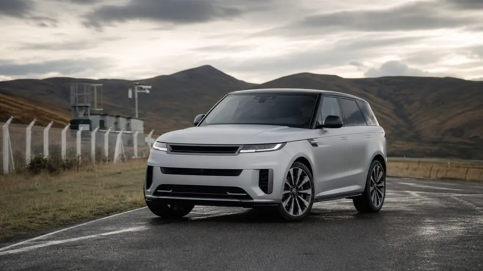 Le Range Rover Electric en vue de profil avant, garé en extérieur, avec sa carrosserie identique à celle des modèles thermiques de la gamme.