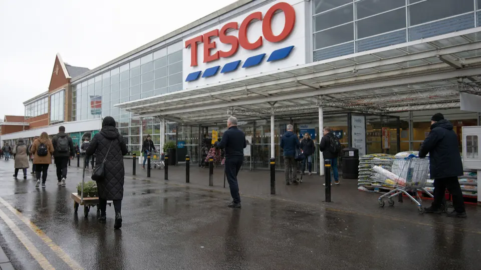 Fachadas de supermercados britânicos, incluindo lojas da Tesco, Marks & Spencer e Asda, numa zona comercial do Reino Unido