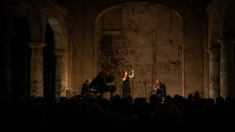 Silvia Pérez Cruz Brings Free Concert to a Darkened Havana