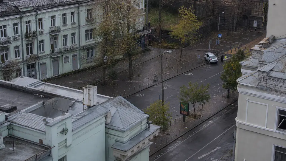 Nachtstraße in Kyiv mit Sicherheitskräften im Einsatz nach dem mutmaßlichen Schusswechsel zwischen GUR- und SBU-Agenten