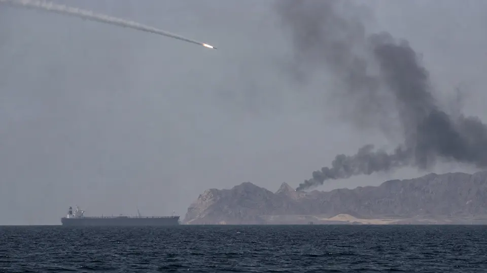 Columnas de humo sobre instalaciones portuarias iraníes en el entorno del Estrecho de Ormuz tras los ataques reportados por EE.UU.