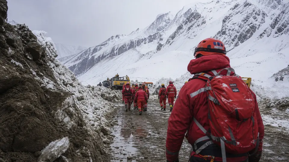 Equipo de rescate en el Himalaya buscando sobrevivientes entre el lodo tras la avalancha que sepultó usinas hidrelétricas en Nepal y el Tíbet.