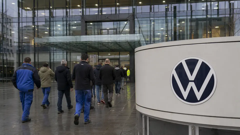 Linha de montagem de uma fábrica da Volkswagen com carroçarias em processo de produção, simbolizando a reestruturação do grupo alemão