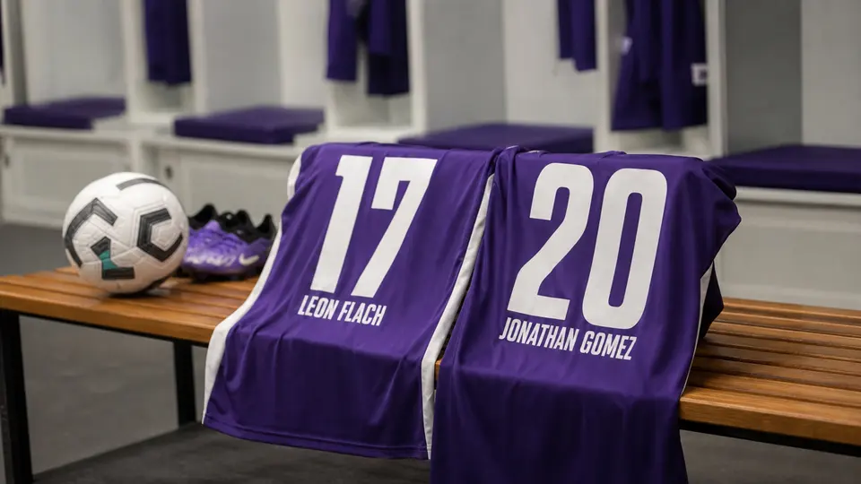 El centrocampista Leon Flach con la camiseta de Jagiellonia Białystok durante un partido de Conference League
