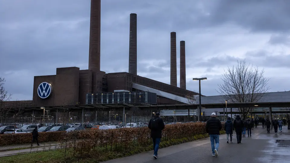 Línea de montaje en una planta de Volkswagen en Alemania, con carrocerías de automóviles en proceso de ensamblaje.